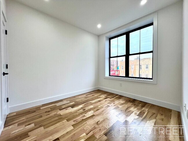 Foto del edificio - BRAND NEW 4 Bed 3 Bath + W/D & DW in unit