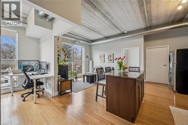 Building Photo - 36 Regina St N