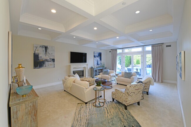 Foto del edificio - 512 N Roxbury Dr