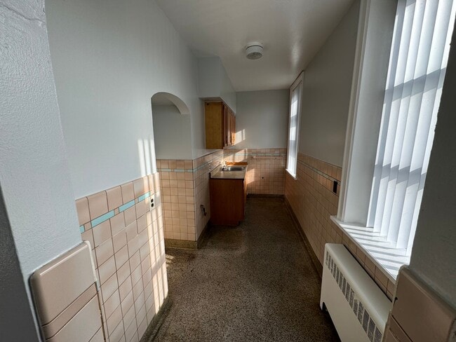 Building Photo - Large one room efficiency with large kitchen