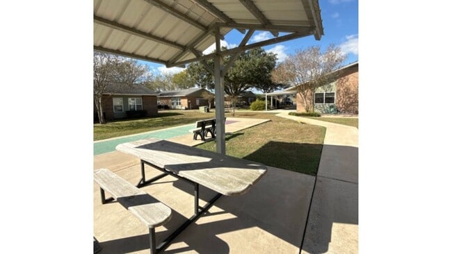 Building Photo - 400 Austin Rd