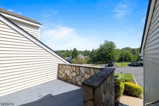 Building Photo - 5 Knutsen Dr