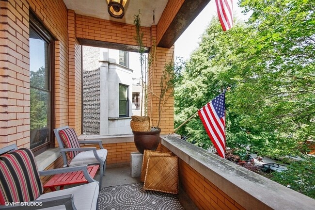 Front Porch - 725 W Brompton Ave