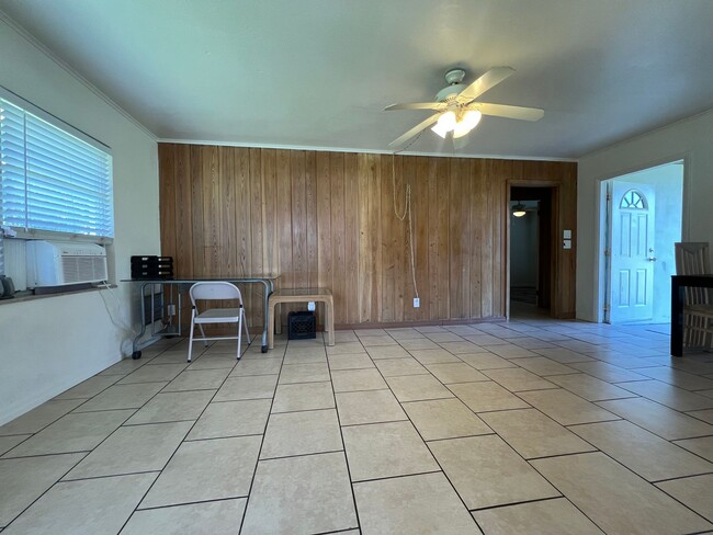 Building Photo - AVAIL 10/15 -- $1,200 ** Annual ** 2 Bed /...