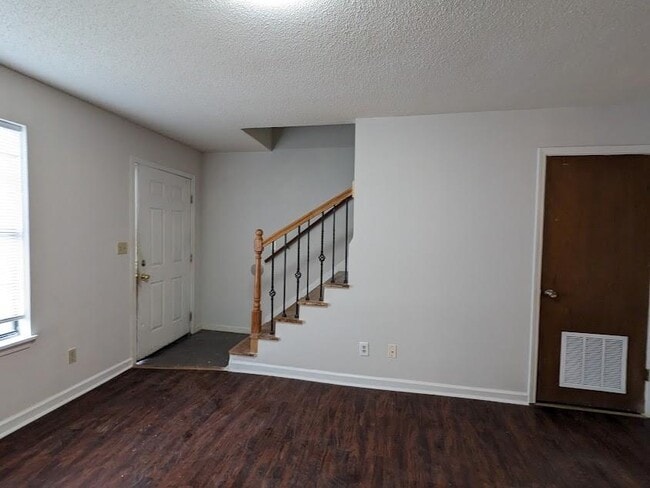 Building Photo - 3751 Oakwood Hills Dr