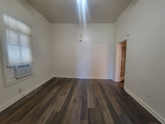 Foto del edificio - 1910 Ave N Ursuline St