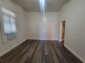 Building Photo - 1910 Ave N Ursuline St