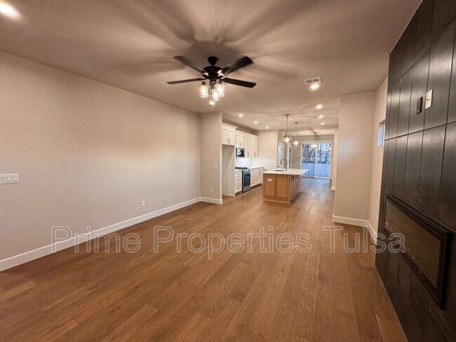 Building Photo - 1007 E Delmar Pl