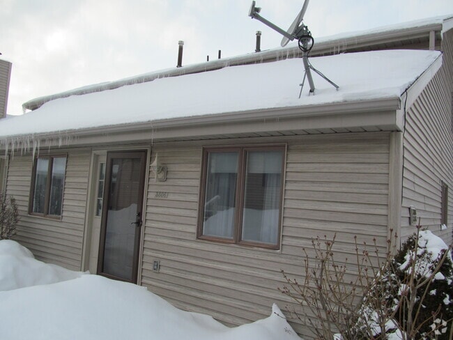 Building Photo - 3806 Blossom Terrace