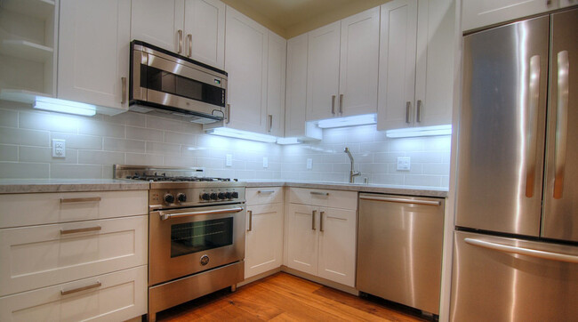 Building Photo - Renovated 2bed/1bath Apartment, Laundry in...