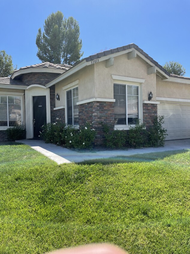 Front Yard - 33013 Adelante St