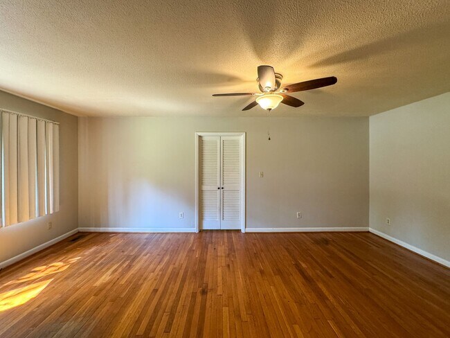 Foto del edificio - 6402 Fenwick Pl