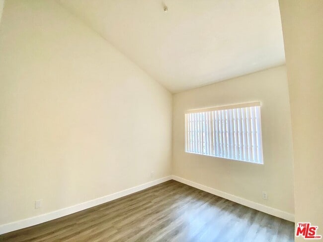 Foto del edificio - 6941 Hazeltine Ave