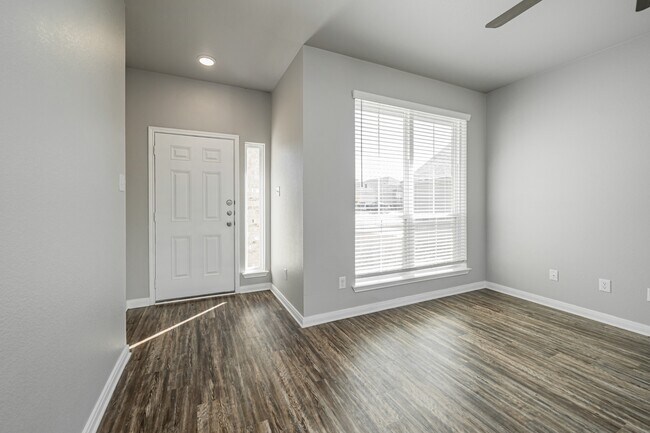 Foto del edificio - 525 Fallbrook Dr