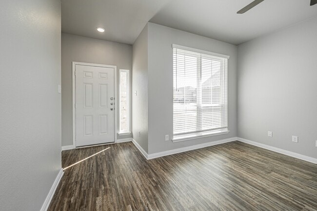 Building Photo - 611 Fallbrook Dr