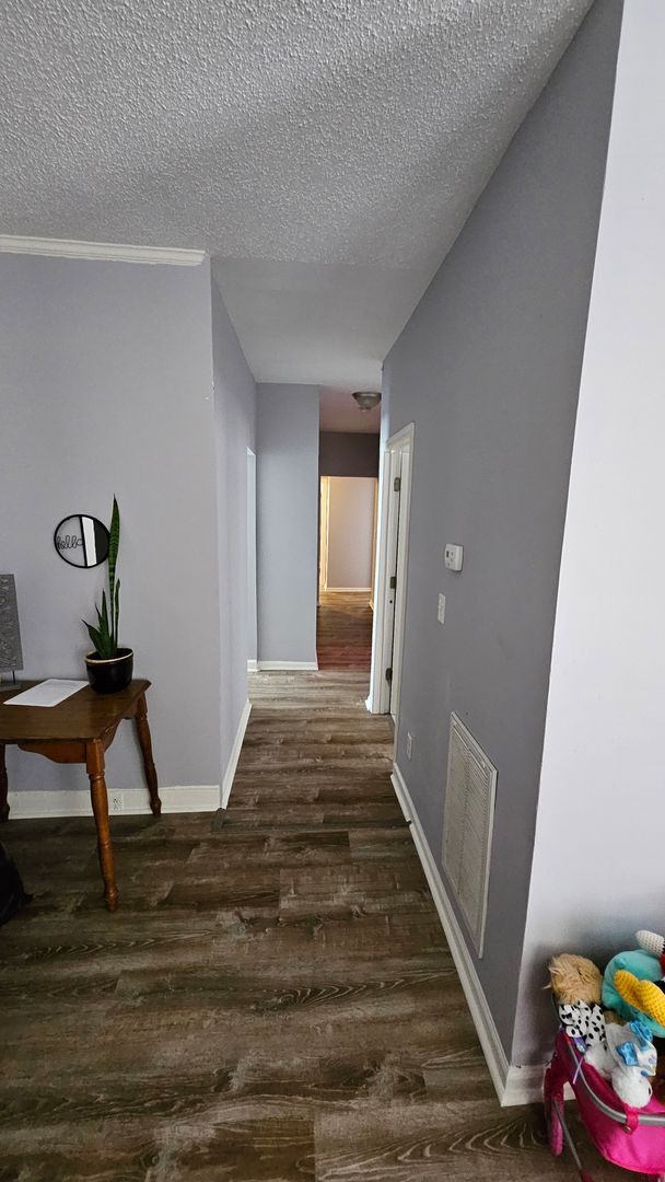 Building Photo - Nicely Updated 4 Bedroom Duplex, Portsmout...