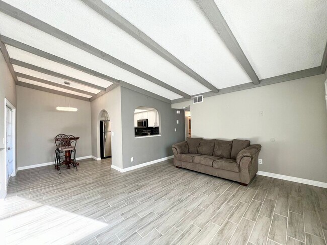 Foto del edificio - REMODELED 2BD/2BA NEAR JONES/SAHARA W/ COM...