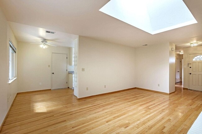 Building Photo - Lovely 2BR 1BA Duplex in Desirable Area in Redwood City
