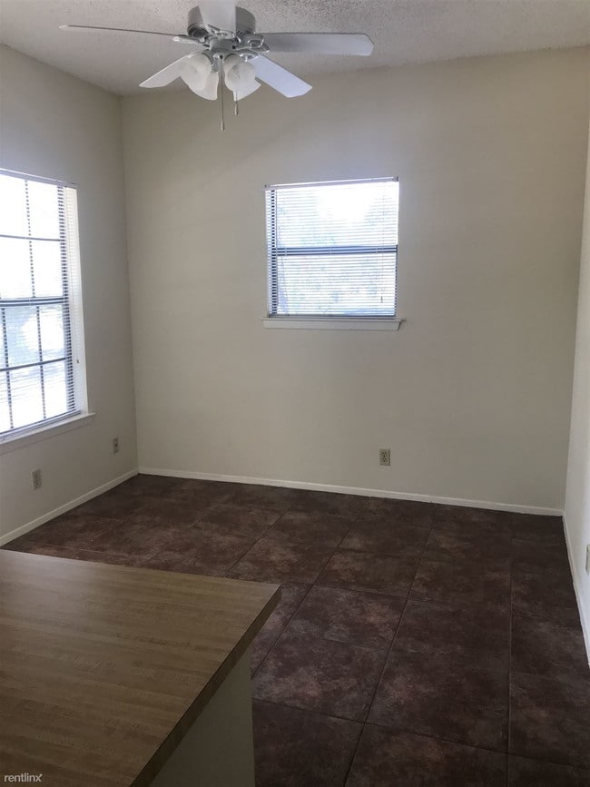 Building Photo - 1 br, 1 bath  - 621 W 37th St Unit 105