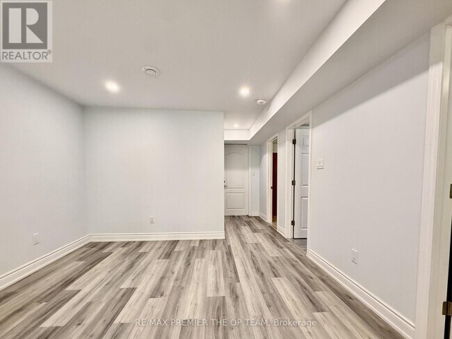Building Photo - 120 Royal Palm Dr