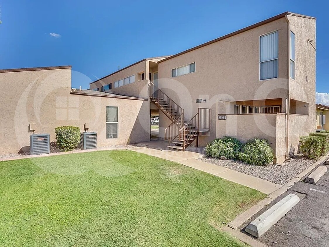 Primary Photo - 2673 E Oakleaf Dr