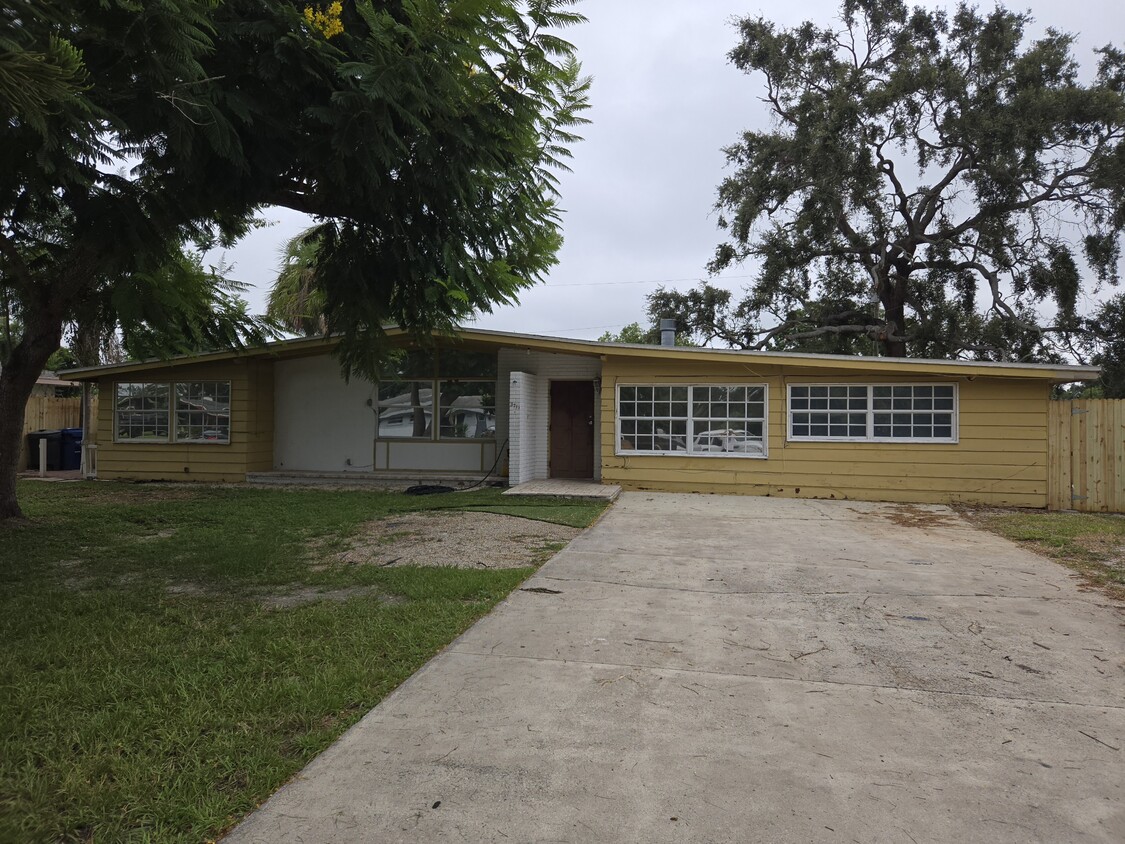 Building Photo - 3711 Roxane Blvd