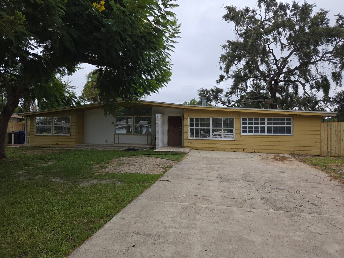 Foto del edificio - 3711 Roxane Blvd