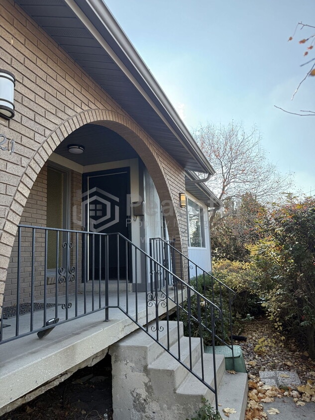 Foto principal - 2025 Broadmoor St S