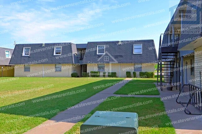 Building Photo - 2110 NW Lindy Ave