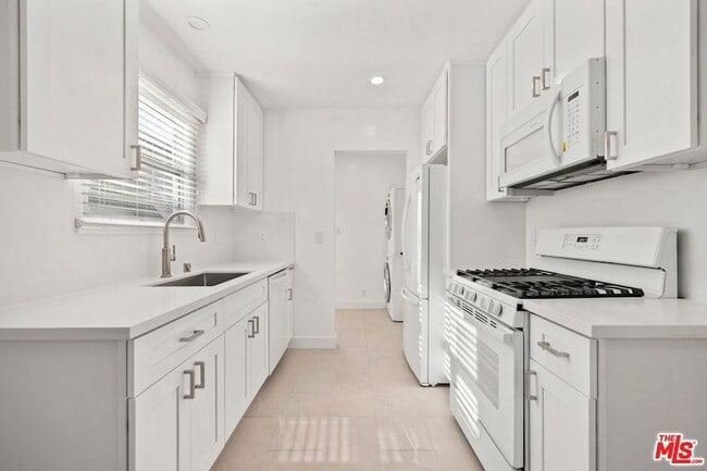 Building Photo - 219 3rd Ave