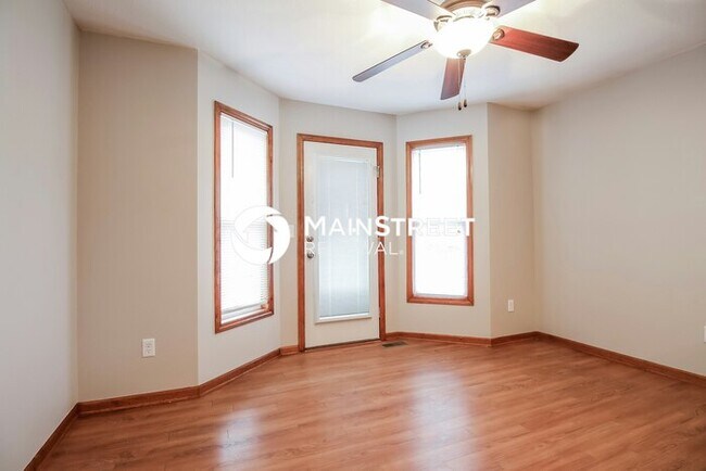 Foto del edificio - 4 Bedroom Pet-Friendly Home in Kearney, MO with Main Street Renewal