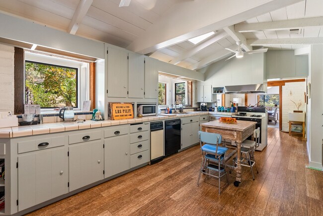 Foto del edificio - 3700 Las Pilitas Rd