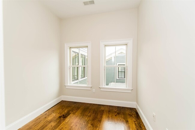 Building Photo - 121 Columbia St