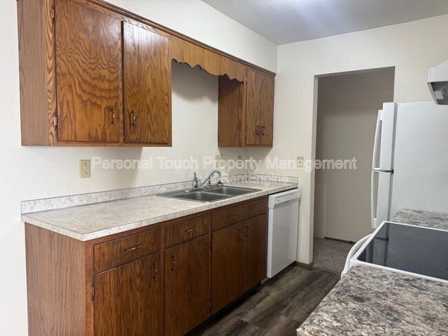 Building Photo - 301 6th St S