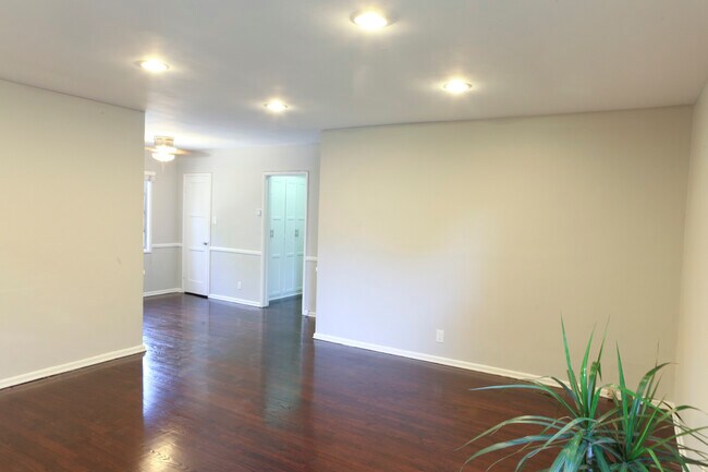 Dining Area - 1911 N Las Palmas Ave