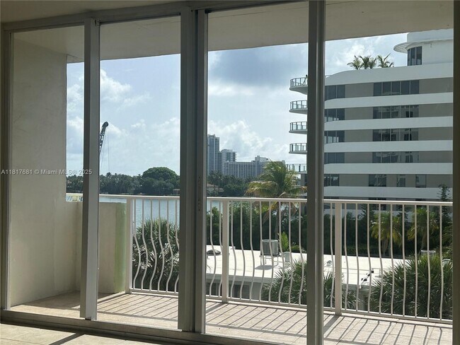 Foto del edificio - 10350 W Bay Harbor Dr