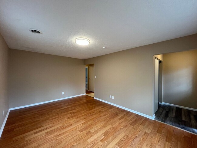 Building Photo - 1613 Kenway Pl