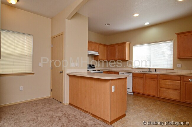 Foto del edificio - Spacious SE Portland 3 Bedroom Townhouse In Powellhurst-Gilbert Neighborhood
