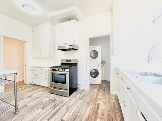 Building Photo - 1306 1/2 S Cloverdale Ave Los Angeles, CA ...