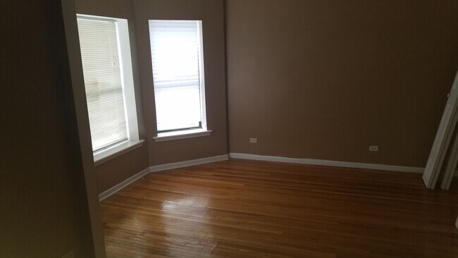 Foto del edificio - 1029 E 62nd St