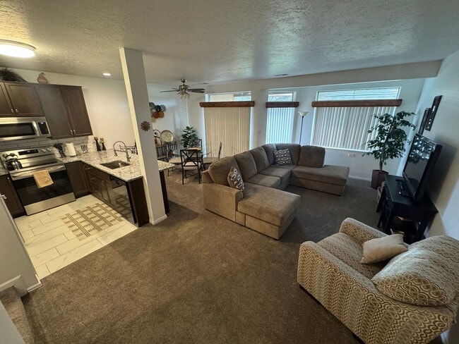 Building Photo - Beautiful Furnished 2 Bedroom Home on Golf Course!!