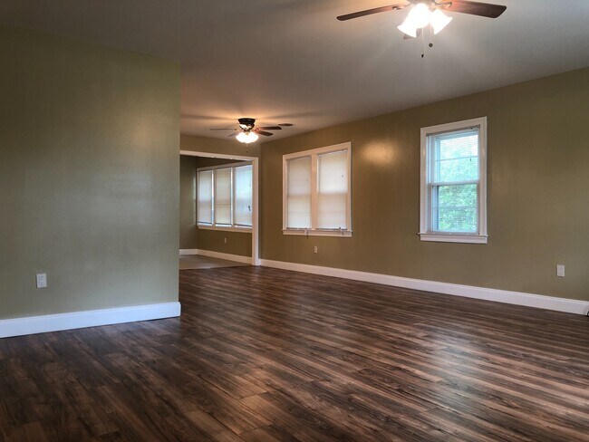 Building Photo - 6213 Comite Dr 3 Bedroom 2 Bath Home