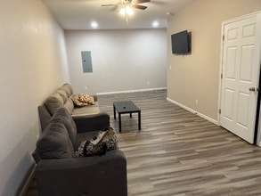 Building Photo - 214 Main St