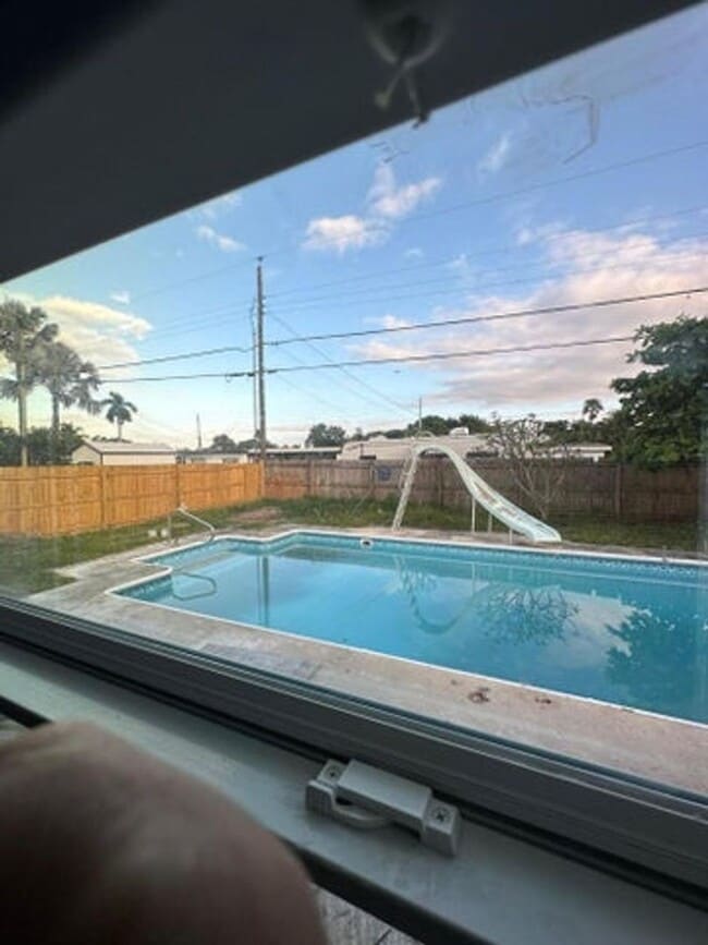 Building Photo - 5665 Daphne Dr