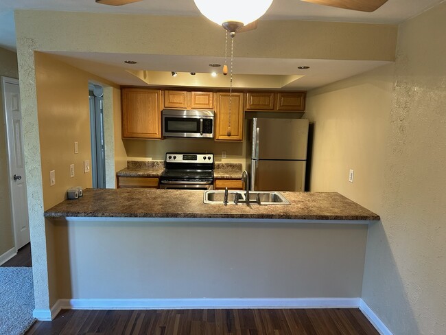 Building Photo - 2437 Lakeshore Dr