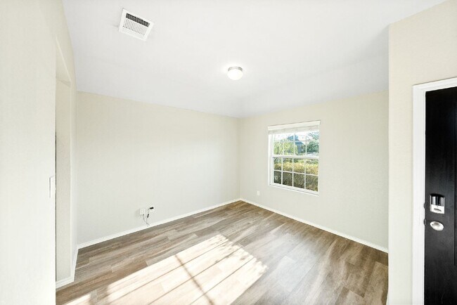 Foto del edificio - 3-Bed, 2-Bath Sanctuary Where Comfort Meets Charm