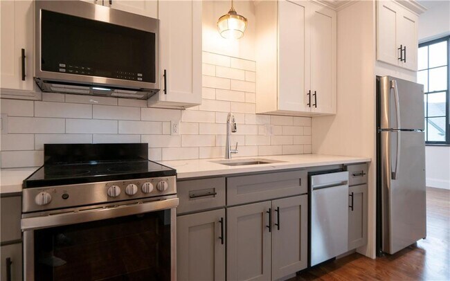 Building Photo - 15 Cranston Ave