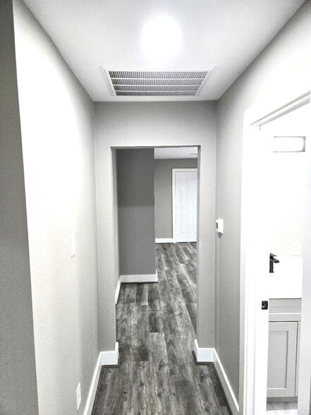 Building Photo - 412 Azalea Dr