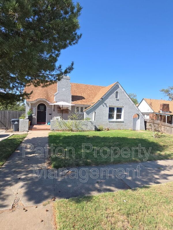 Building Photo - 820 S Palo Duro St