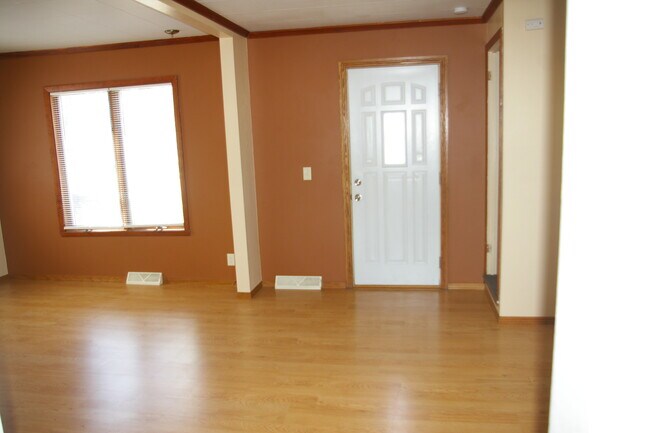 Living Room - 1424 Waukechon Rd